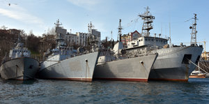 Mehrere russische Kriegsschiffe liegen im Hafen