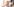 Krabbelndes Baby mit Vater im Hintergrund