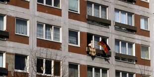 Eine DDR-Flagge hängt auf einem Balkon