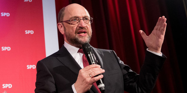 Martin Schulz mit Mikrofon in der Hand