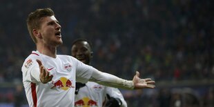 Ein Fußballer jubelt, es ist Timo Werner