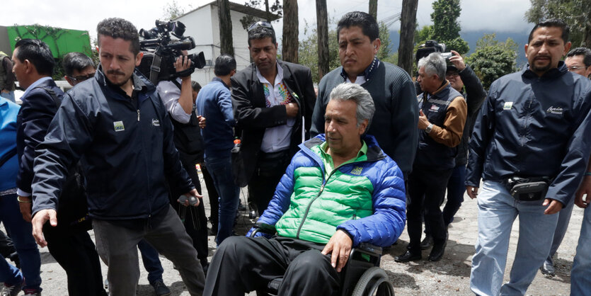 Lenin Moreno von der Alianza País umringt von Menschen