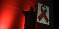 Die Aids-Schleife an eine Wand projiziert