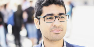 Porträt des Autors Mohamed Amjahid mit Brille