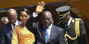 Kongos Präsident Joseph Kabila inmitten anderer Menschen