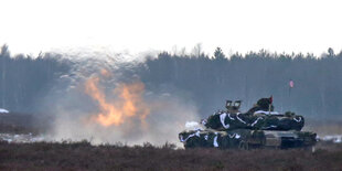 Eine Explosion neben einem Panzer