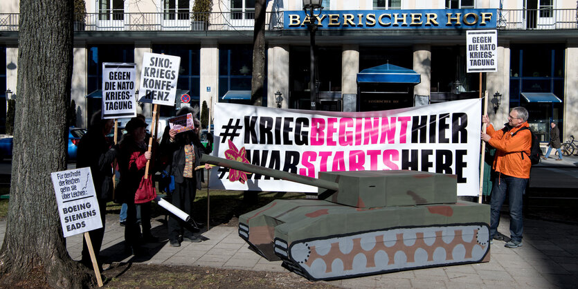 Demonstranten vor einem Hotel