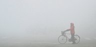 Fahrradfahrer wegen Smog kaum zu erkennnen