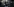 Menschen stehen neben Bahren vor einem Gebäude