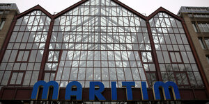 Das Maritim-Hotel in Köln. Die Front ist aus Glas und verläuft am Dach zu zwei kleinen Türmen und einem großen in der Mitte