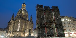 Das Kunstwerk „Monument“ des syrischen Künstlers Manaf Halbouni steht neben der Frauenkirche