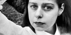 Porträt einer jungen Frau. Die Fotografie ist in schwarz/weiß.