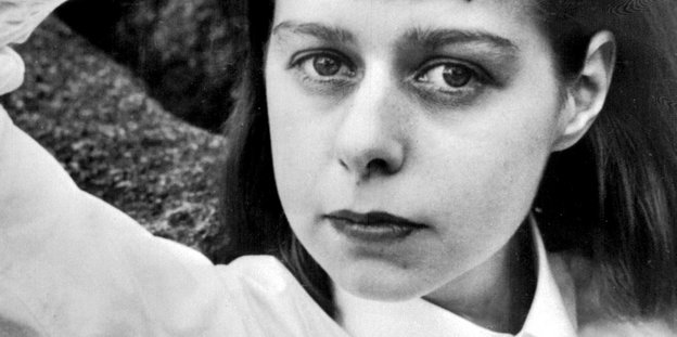 Porträt einer jungen Frau. Die Fotografie ist in schwarz/weiß.