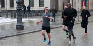 Mark Zuckerberg joggt gemeinsam mit mehreren Männern