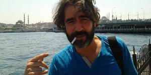 Ein Mann mit Zigratte am Bosporus