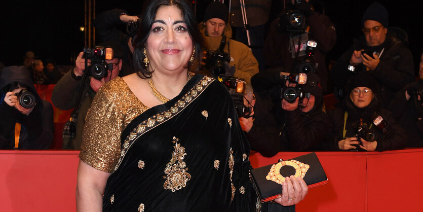 Die britische Regisseurin Gurinder Chadha, hinter ihr Fotografen