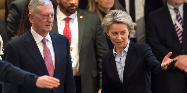 Bundesverteidigungsministerin Ursula von der Leyen (CDU) weist US-Verteidigungsminster James Mattis bei der Ankunft den Weg zur Eröffnung der Münchner Sicherheitskonferenz im Bayerischen Hof in München