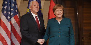 Handschlag zwischen Merkel und Pence