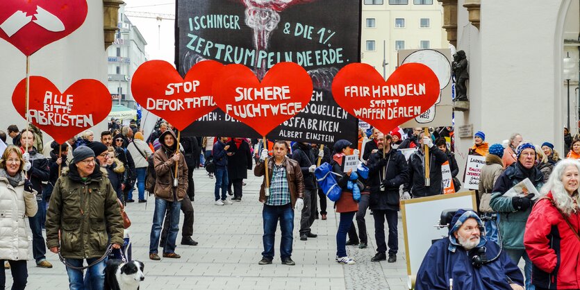 Menschen mit herzförmigen Plakaten