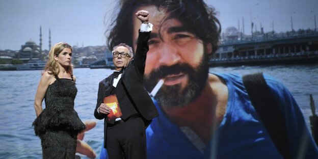 Berlinale-Chef Dieter Kosslick vor einem Foto von Deniz Yücel