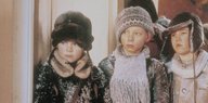 drei Kinder in Winterkleidung