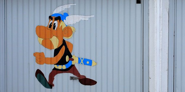 Auf ein Garagentor ist das Abbild der Comicfigur Asterix aufgemalt