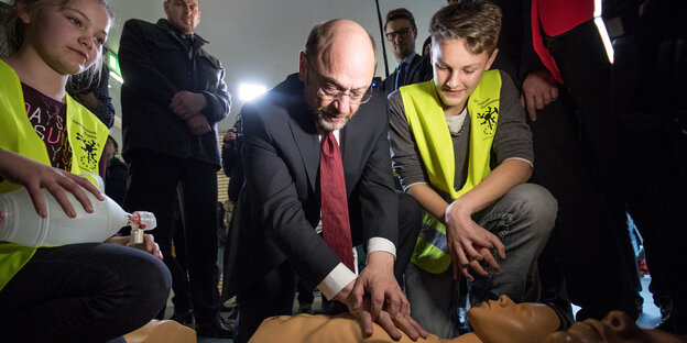 Martin Schulz macht Herz-Massage an einer Reanimationspuppe