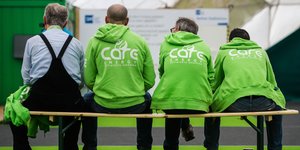 Care-Energy-Mitarbeiter sitzen auf einer Bank