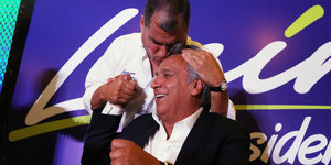 Rafale Correa küsst Lenin Moreno auf den Kopf