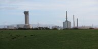 Umgebung von Sellafield: Eine grüne weite Wiese und eine Atommüllwiederaufbereitungs-Anlage