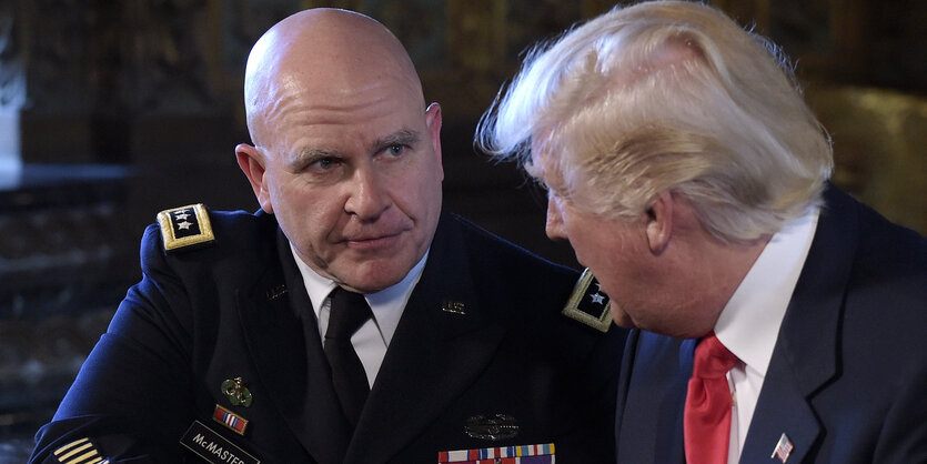 Trump und McMaster schütteln sich die Hand