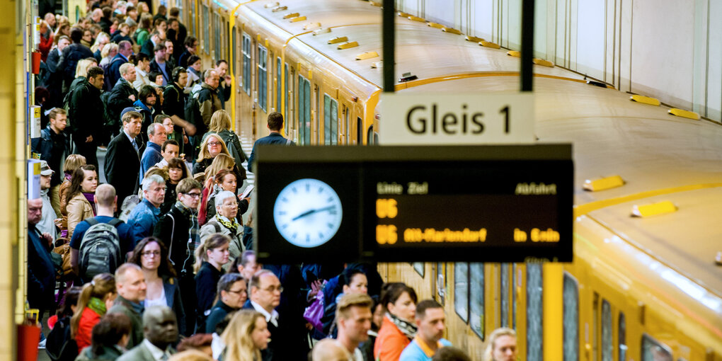 Auf dem Bahnsteig drängeln sich viele Leute vor der U-Bahn