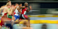 Von der Seite sind Leichtathletik-Sprinter beim Laufen fotografiert