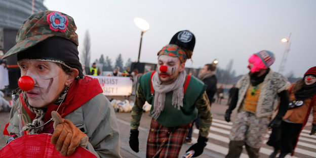 Vier Clowns auf einer Demonstration