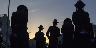 Die Silhouetten von ultraorthodoxen jüdischen Männern in Jerusalem