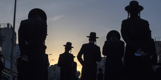 Die Silhouetten von ultraorthodoxen jüdischen Männern in Jerusalem