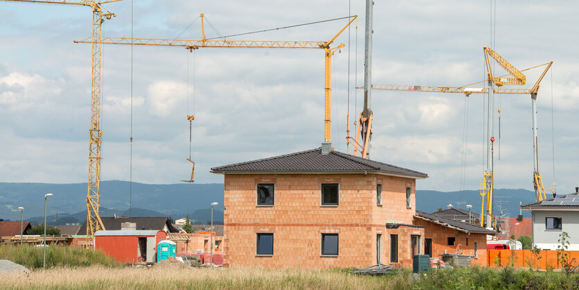 Ein Rohbau mit Baukränen