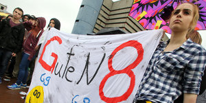 SchülerInnen demonstrieren mit einem Plakat gegen G8