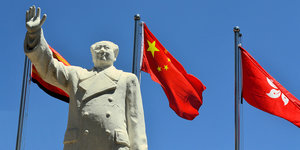 Mao-Statue aus Froschperspektive