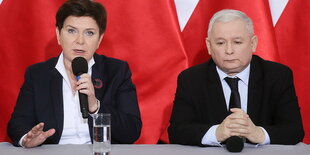 Polens Premierministerin Beata Szydlo mit PiS-Pateichef Jaroslaw Kaczynski an einem Tisch vor rotem Hintergrund