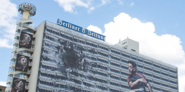 Hochhaus mit Aufschrift "Berliner Zeitung" - das Stammhaus des Berliner Verlags am Alexanderplatz