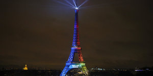 Der Eiffelturm strahlt in den olympischen Farben