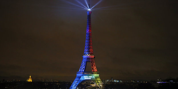 Der Eiffelturm strahlt in den olympischen Farben