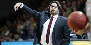 Ein Mann, Andrea Trinchieri, und ein Basketball