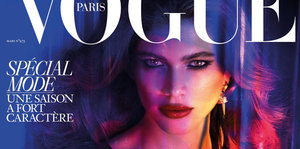 Ein Ausschnitt des Covers der "Vogue Paris", auf dem das trans* Model Valentina Sampaio in die Kamera blickt