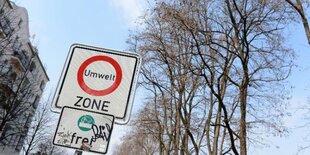 Bäume und ein verkehrsschild in der Weserstraße in neukölln