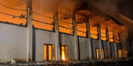 Ein Gebäude brennt