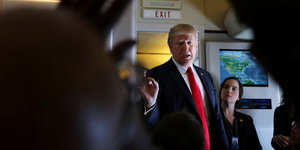 US-Präsident Donald Trump spricht mit Journalisten während eines Fluges in der Air Force One