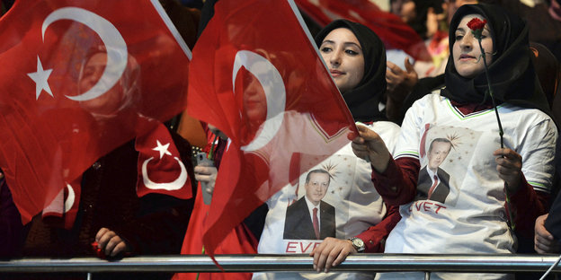 Viele Frauen verschiedenen Alters mit türkischen Fahnen