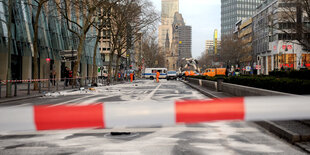 Polizeiabsperrung an einer Straße, im Hintergrund die Gedächtniskirche